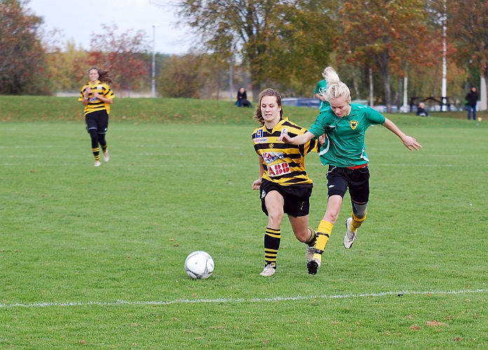 2010_1003_19.JPG - Tuff kamp om bollen